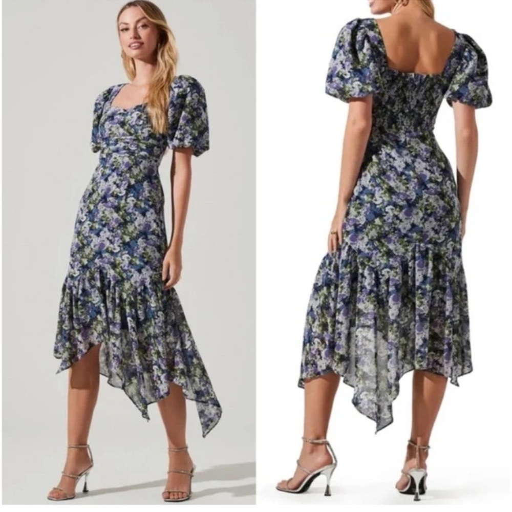 Astr The Label Dress Asymmetrical Hem Floral Midi
Size XL‎ Smocked
